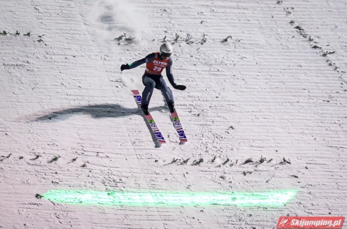 Piotr Żyła w trakcie lądowania/fot. Tadeusz Mieczyński - skijumping.pl
